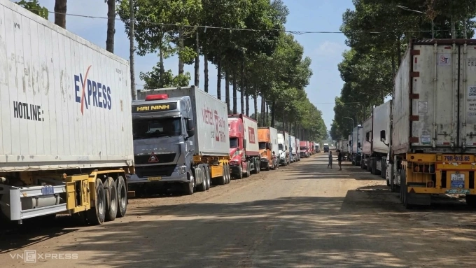 Hàng trăm container sầu riêng ùn ứ ở Đồng Nai do quá tải kiểm nghiệm